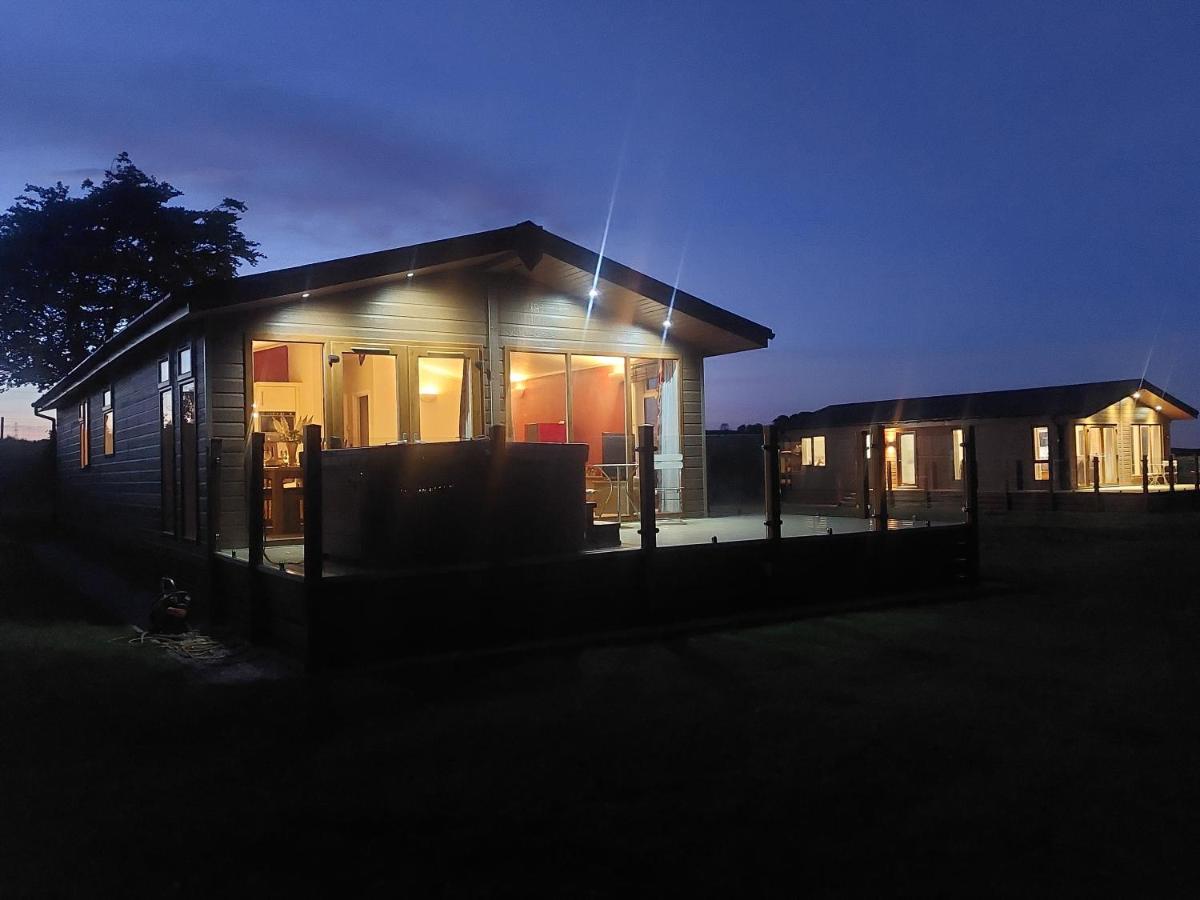 Luxury Family Beechwood Lodge With Hot Tub Lochwinnoch Ngoại thất bức ảnh