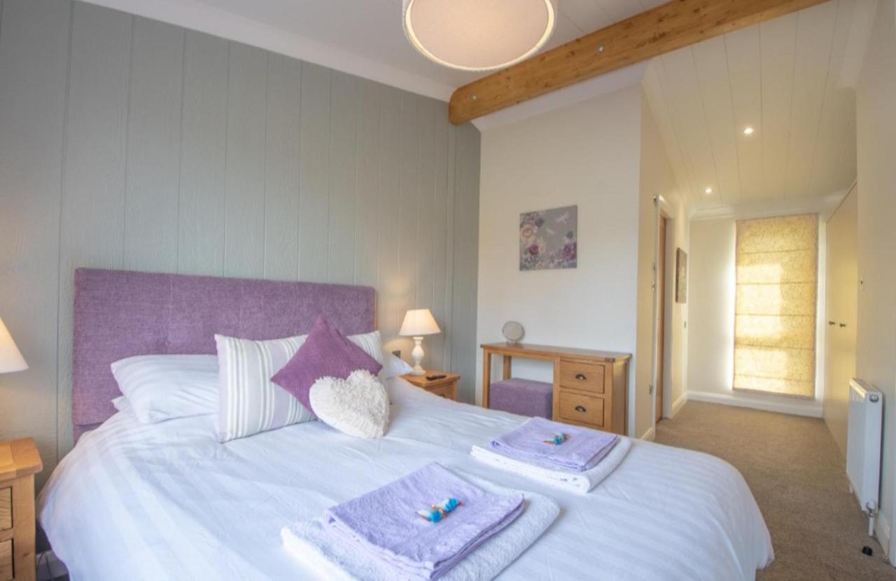 Luxury Family Beechwood Lodge With Hot Tub Lochwinnoch Ngoại thất bức ảnh